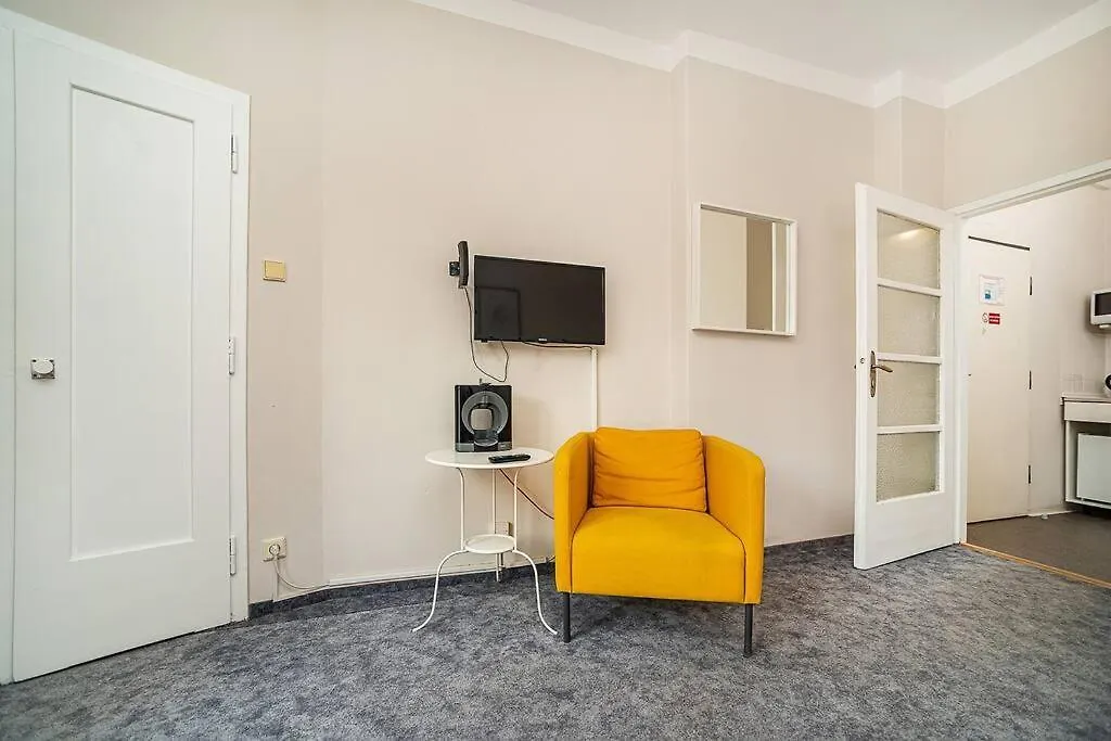 Cosy Studio With Terrace By Tram Praga 0*,  República Checa