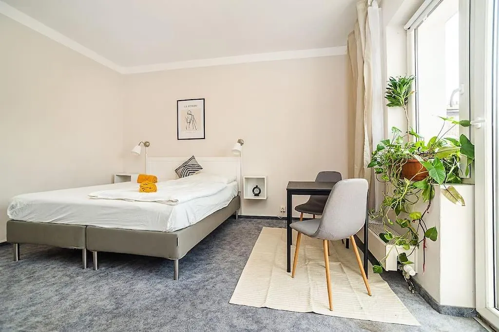 Cosy Studio With Terrace By Tram Praga